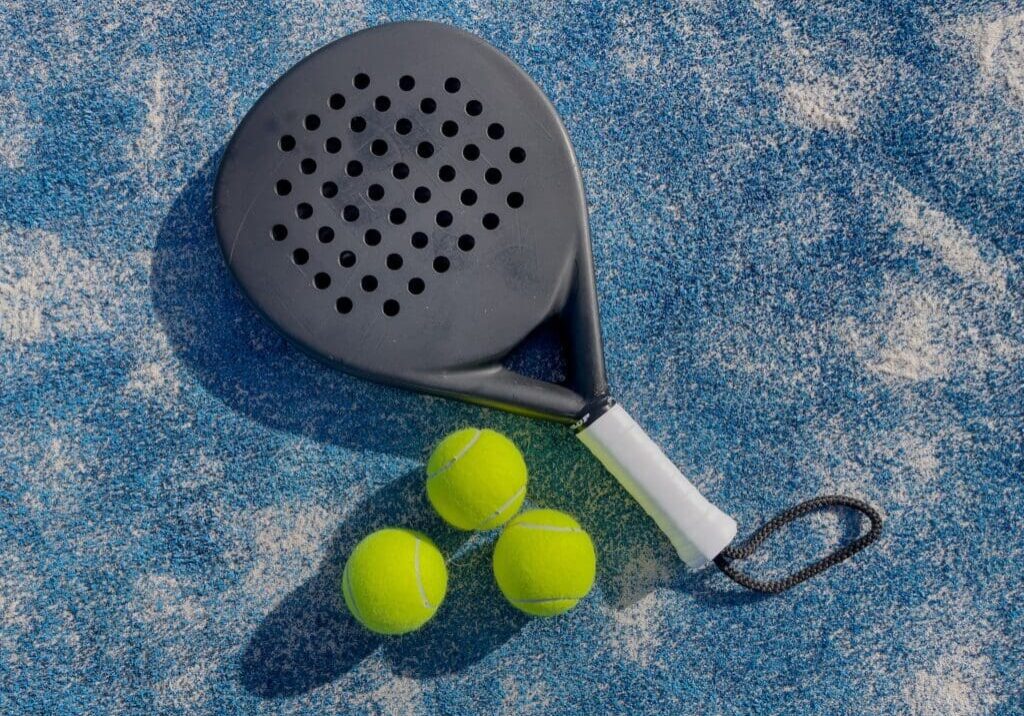 padel tenis racquet and balls, paddle tenis racquet